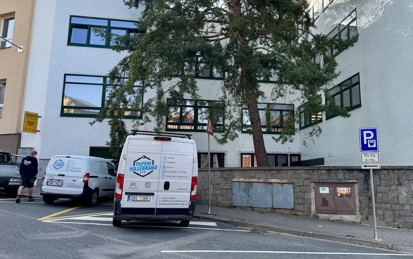 Služební vozy Topení Hillebrand u zakázky v obci