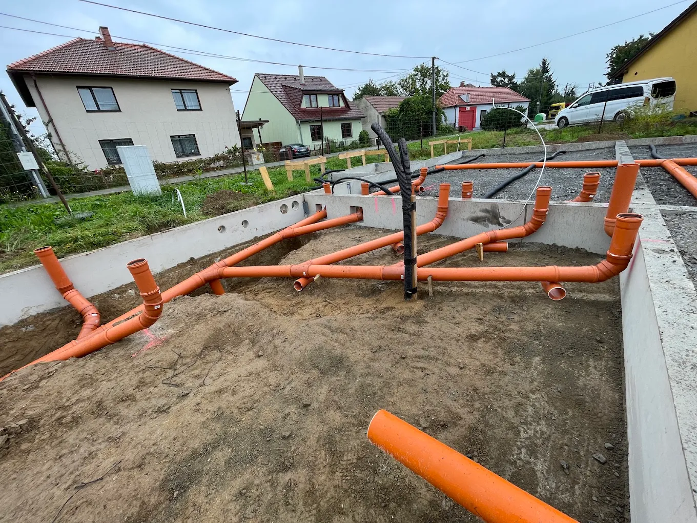 Kanalizační potrubí vyvedené ze základů domu